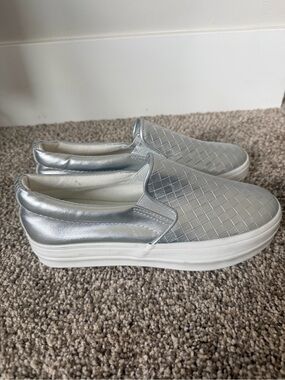 Yeerfa metallic silver slip on shoe